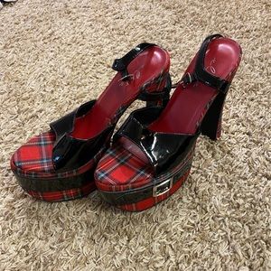 School girl/ plaid shoes size 8
